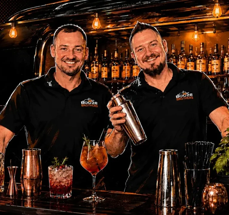 Mobile Cocktailbar aus der Pfalz Ein Bild von den beiden Brüdern Daniel und Jan im Comicstil vor der Bar beim Zubereiten eines Drinks